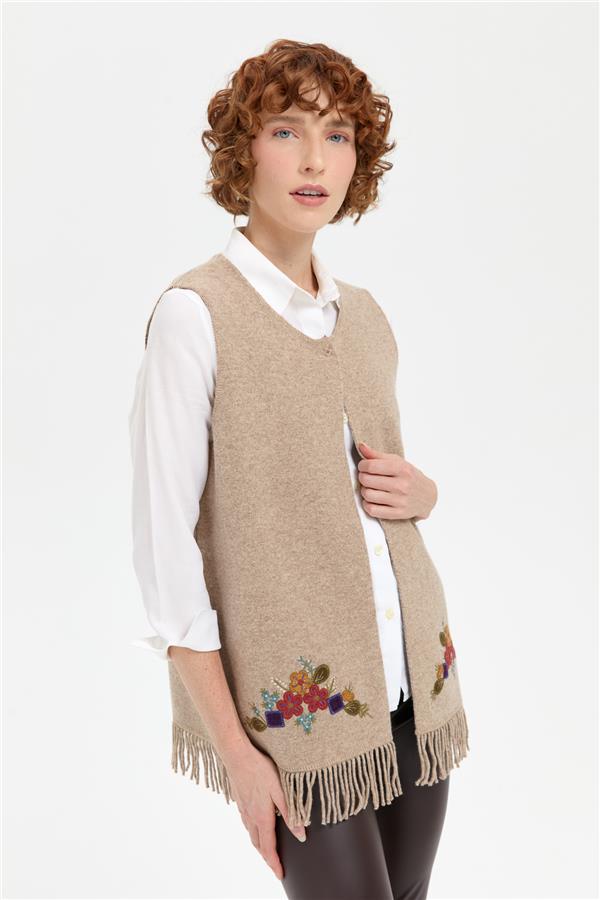 Kadın Sıfır Yaka Eteği İşlemeli Yün Yelek K.Bej