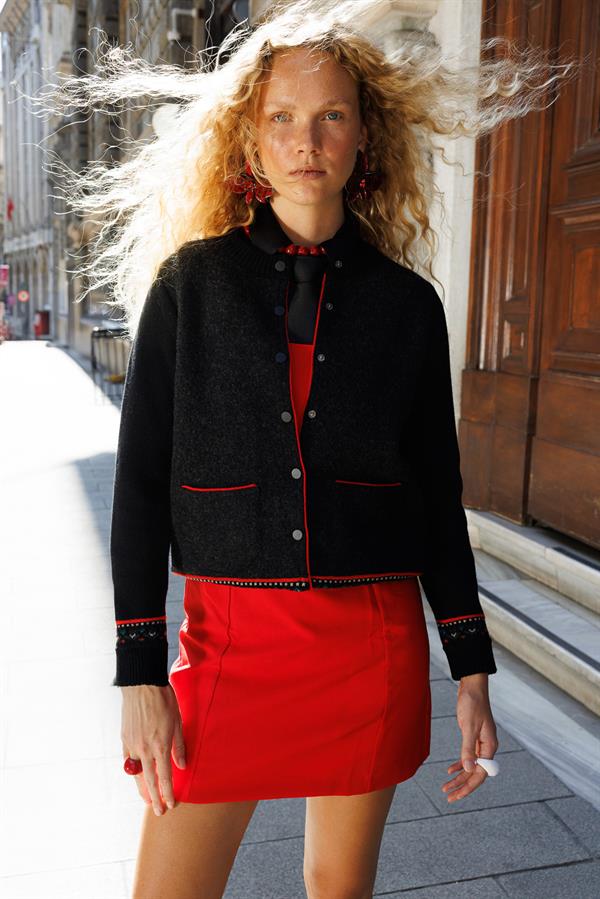 Kadın Sıfır Yaka Eteği ve Kol Ucu Desenli Yün Ceket Siyah