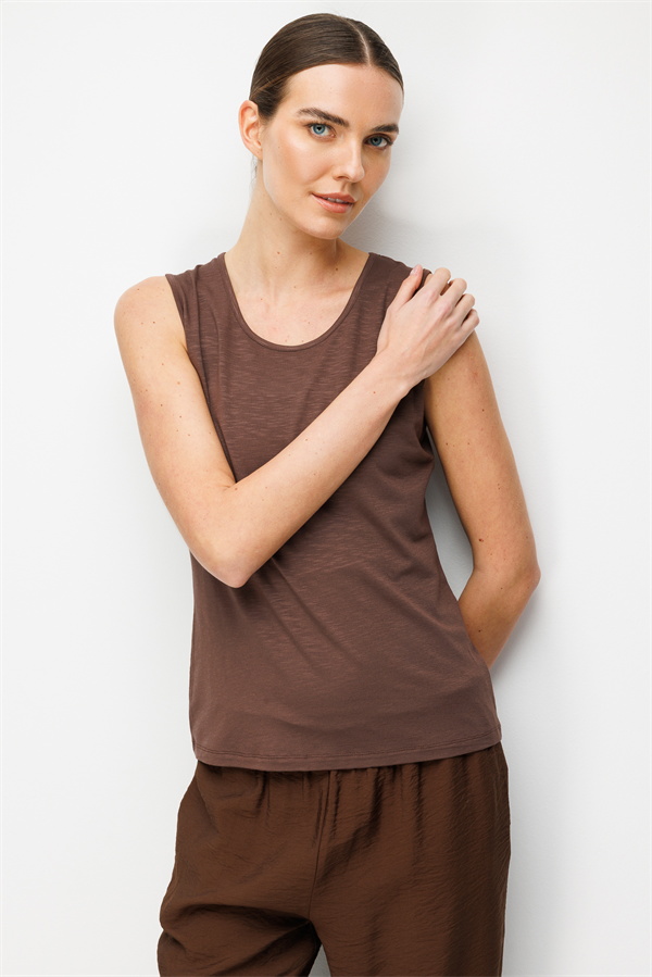 Kadın Sıfır Yaka Flamlı Kumaş Basic Askılı Tshirt Kahve