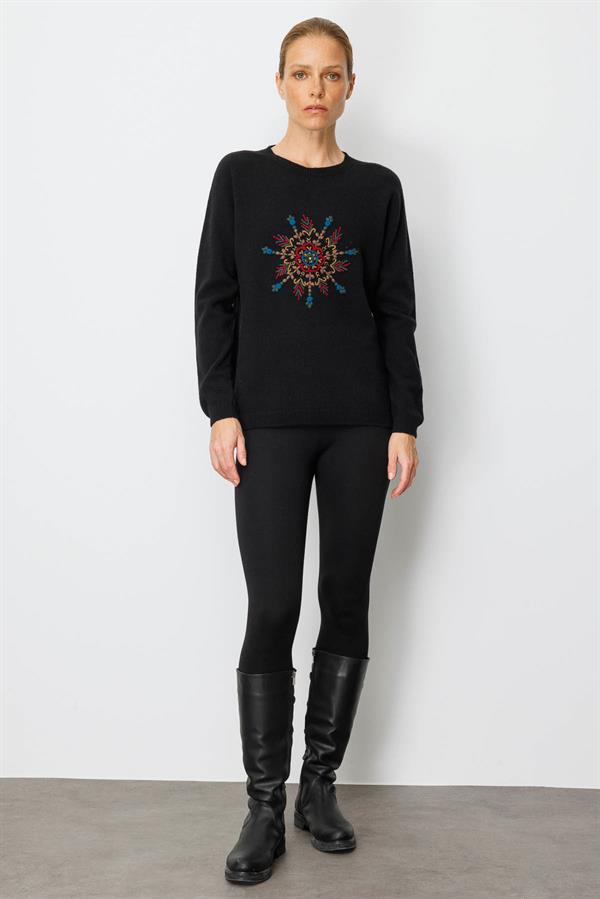 Kadın Sıfır Yaka Kartanesi İşlemeli Yün Kazak Siyah