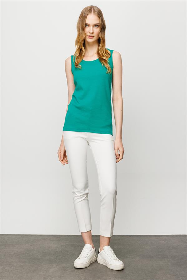 Женская хлопковая облегающая майка на бретельках с круглым вырезом зеленая 