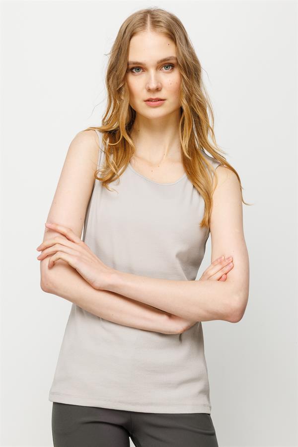 Женская хлопковая облегающая майка на бретельках с круглым вырезом серая 