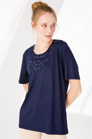 Женская трикотажная блуза с камнями с круглым вырезом и коротким рукавом синего цвета