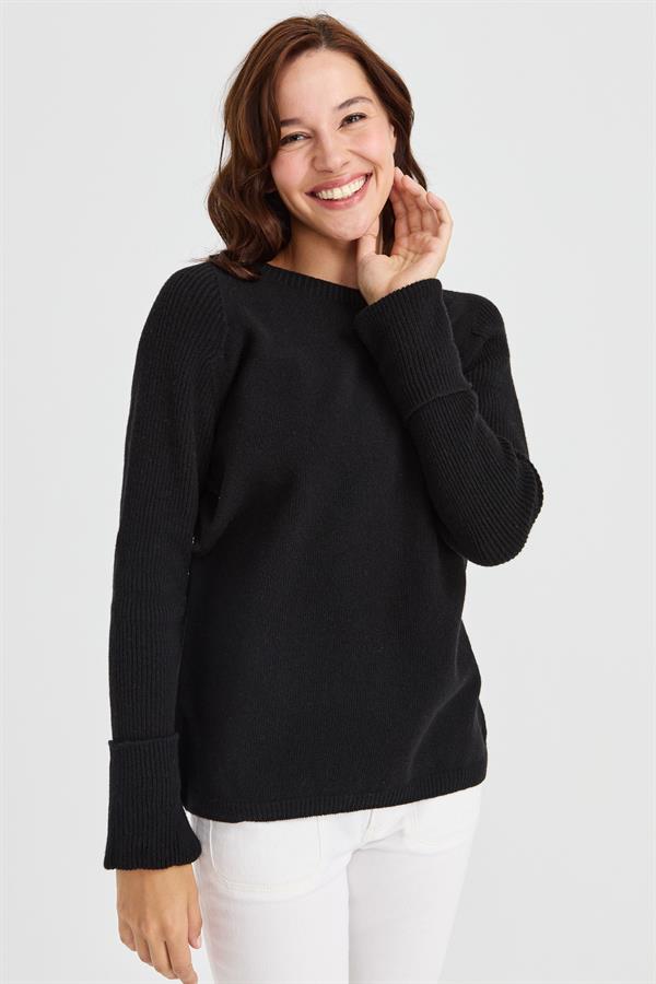 Женский свитер с круглым вырезом и разрезом