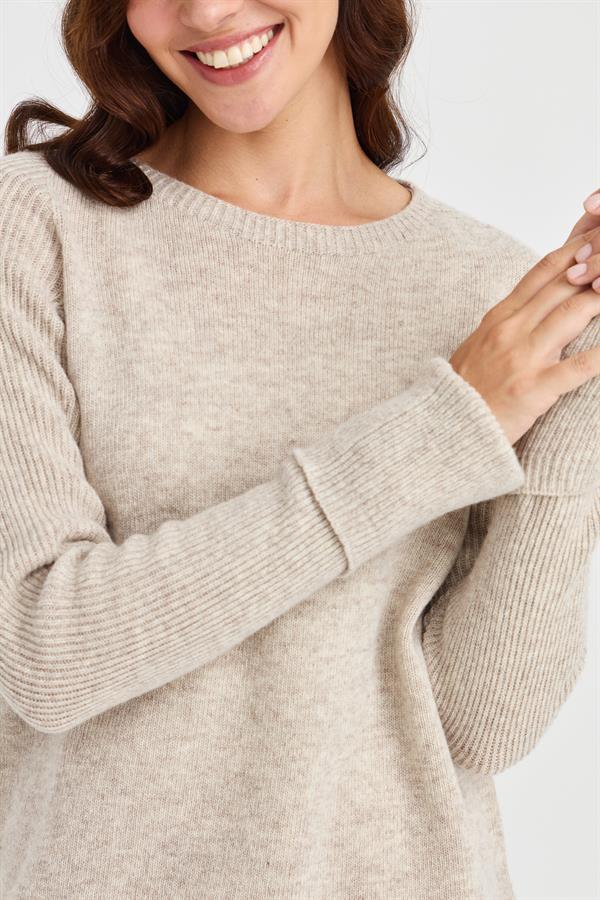 Женский свитер с круглым вырезом и разрезом
