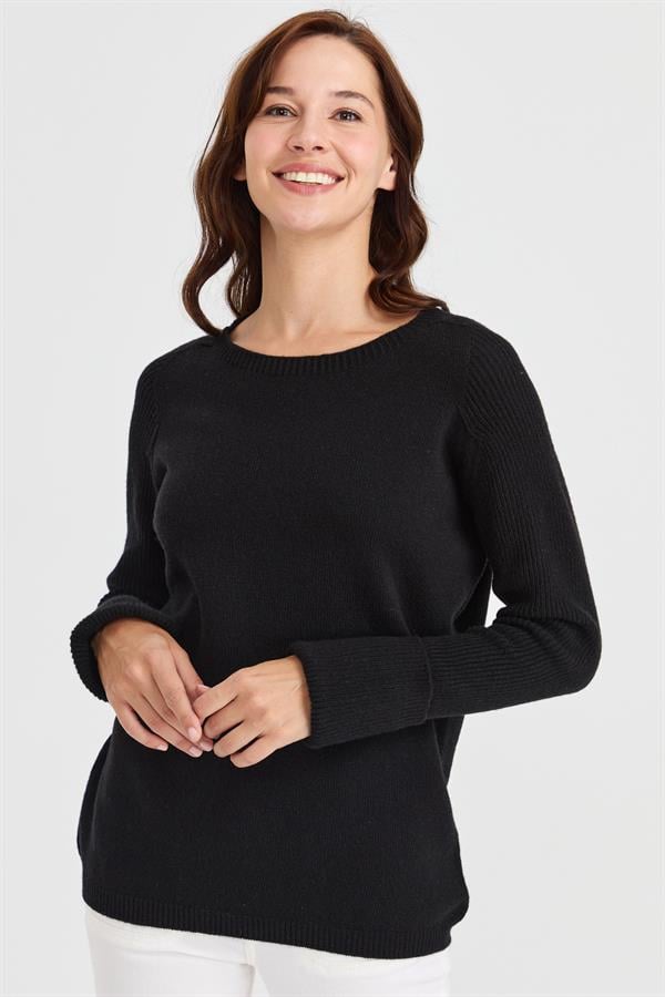 Женский свитер с круглым вырезом и разрезом