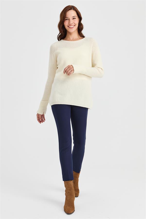 Женский свитер с круглым вырезом и разрезом