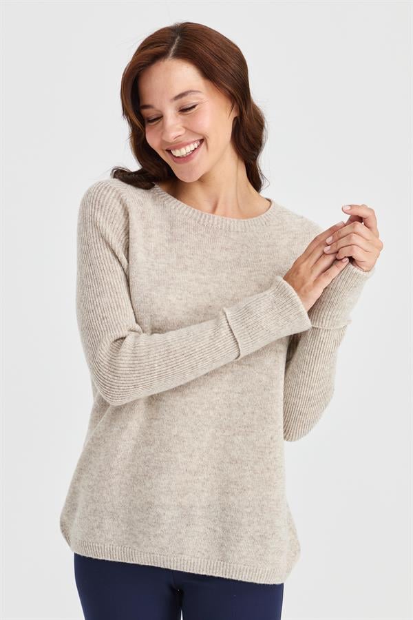 Женский свитер с круглым вырезом и разрезом