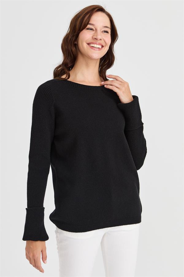 Женский свитер с круглым вырезом и разрезом