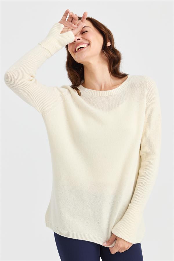 Женский свитер с круглым вырезом и разрезом
