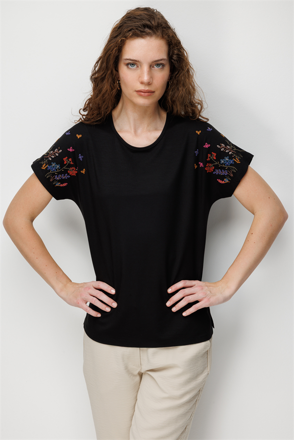 Kadın Sıfır Yaka Nakış İşlemeli Düşük Kollu Penye T-shirt Siyah