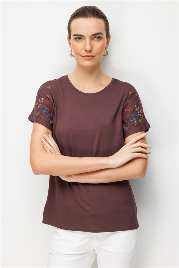 Kadın Sıfır Yaka Nakış İşlemeli Düşük Kollu Penye T-shirt Kahve