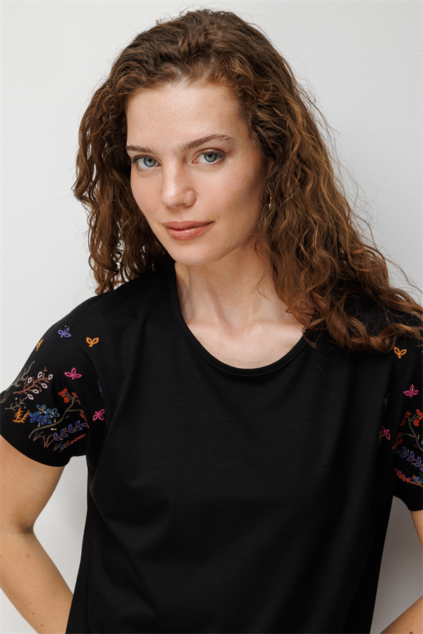 Kadın Sıfır Yaka Nakış İşlemeli Düşük Kollu Penye T-shirt Siyah