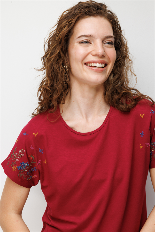 Kadın Sıfır Yaka Nakış İşlemeli Düşük Kollu Penye T-shirt Vişne