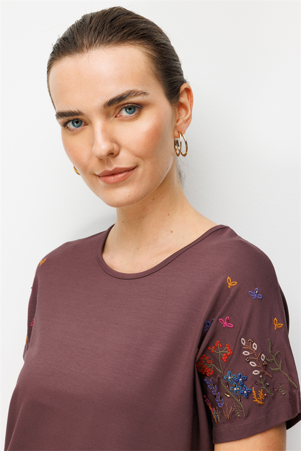 Kadın Sıfır Yaka Nakış İşlemeli Düşük Kollu Penye T-shirt Kahve