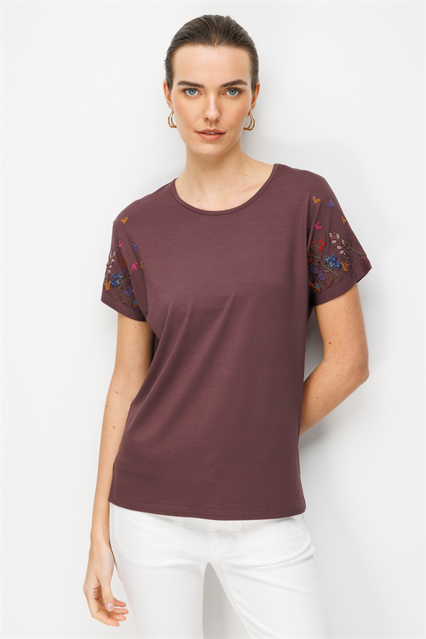 Kadın Sıfır Yaka Nakış İşlemeli Düşük Kollu Penye T-shirt Kahve