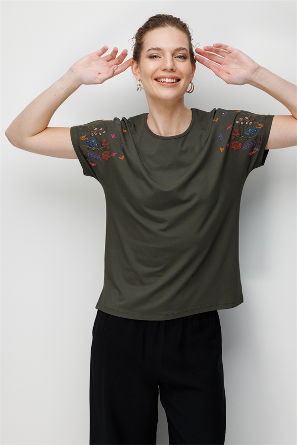 Kadın Sıfır Yaka Nakış İşlemeli Düşük Kollu Penye T-shirt Haki