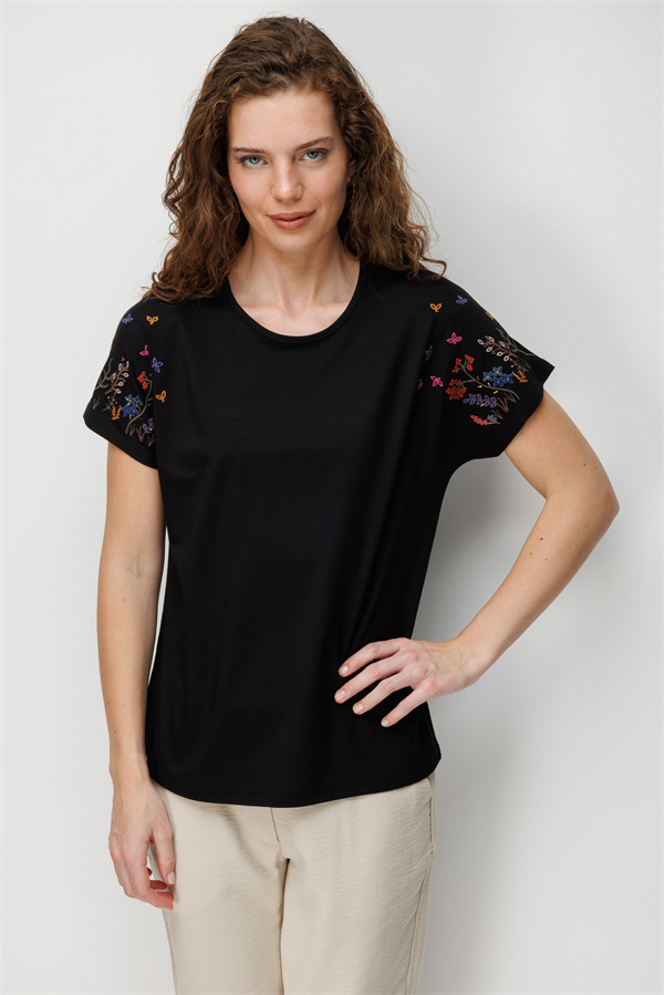 Kadın Sıfır Yaka Nakış İşlemeli Düşük Kollu Penye T-shirt Siyah