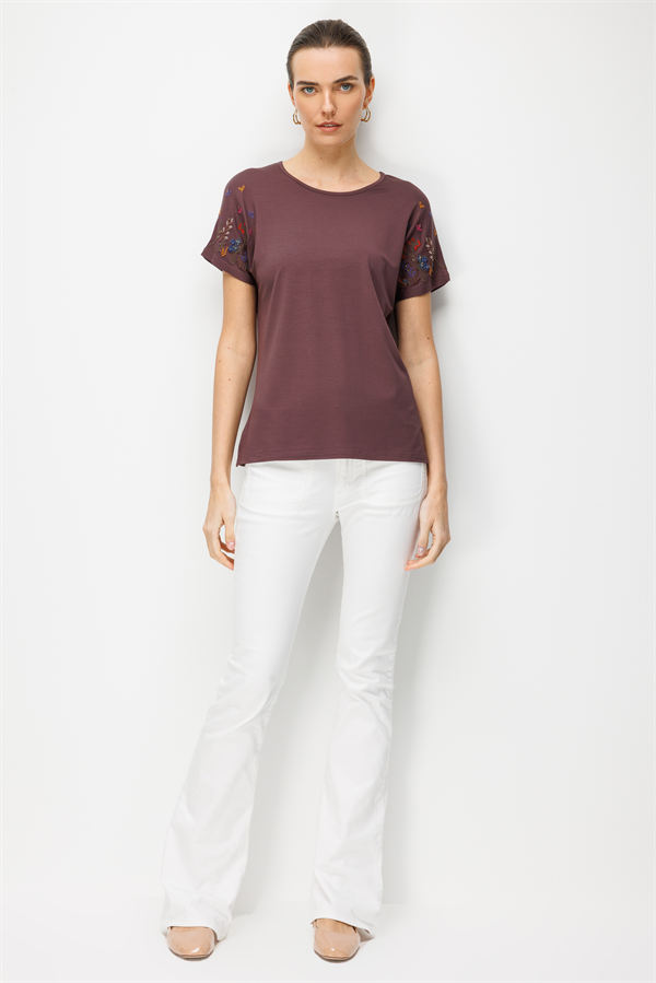 Kadın Sıfır Yaka Nakış İşlemeli Düşük Kollu Penye T-shirt Kahve