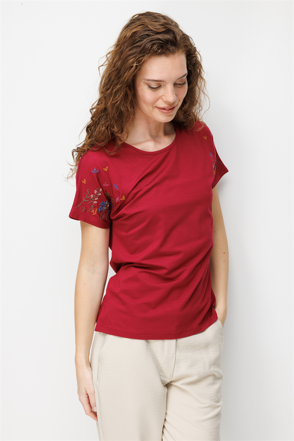 Kadın Sıfır Yaka Nakış İşlemeli Düşük Kollu Penye T-shirt Vişne