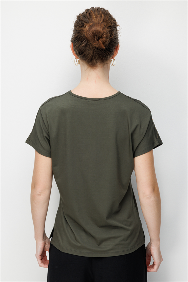 Kadın Sıfır Yaka Nakış İşlemeli Düşük Kollu Penye T-shirt Haki