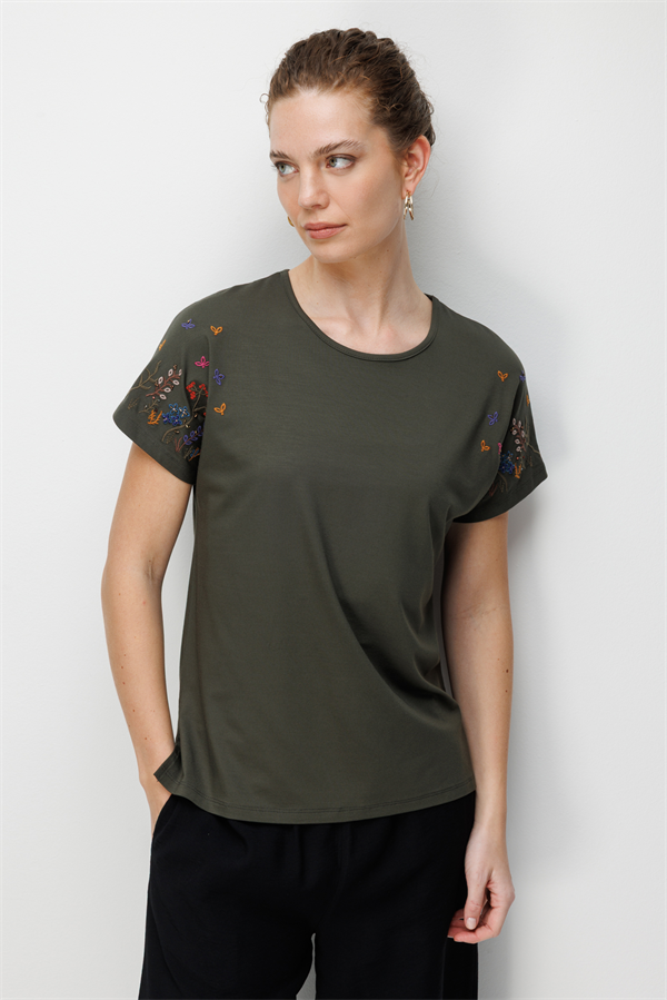 Kadın Sıfır Yaka Nakış İşlemeli Düşük Kollu Penye T-shirt Haki