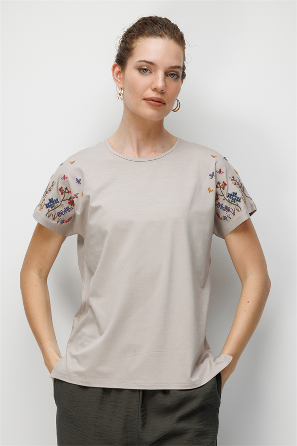 Kadın Sıfır Yaka Nakış İşlemeli Düşük Kollu Penye T-shirt Bej
