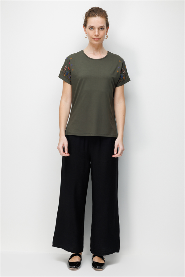 Kadın Sıfır Yaka Nakış İşlemeli Düşük Kollu Penye T-shirt Haki