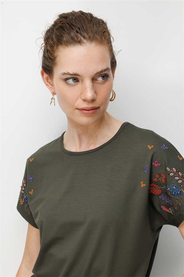 Kadın Sıfır Yaka Nakış İşlemeli Düşük Kollu Penye T-shirt Haki