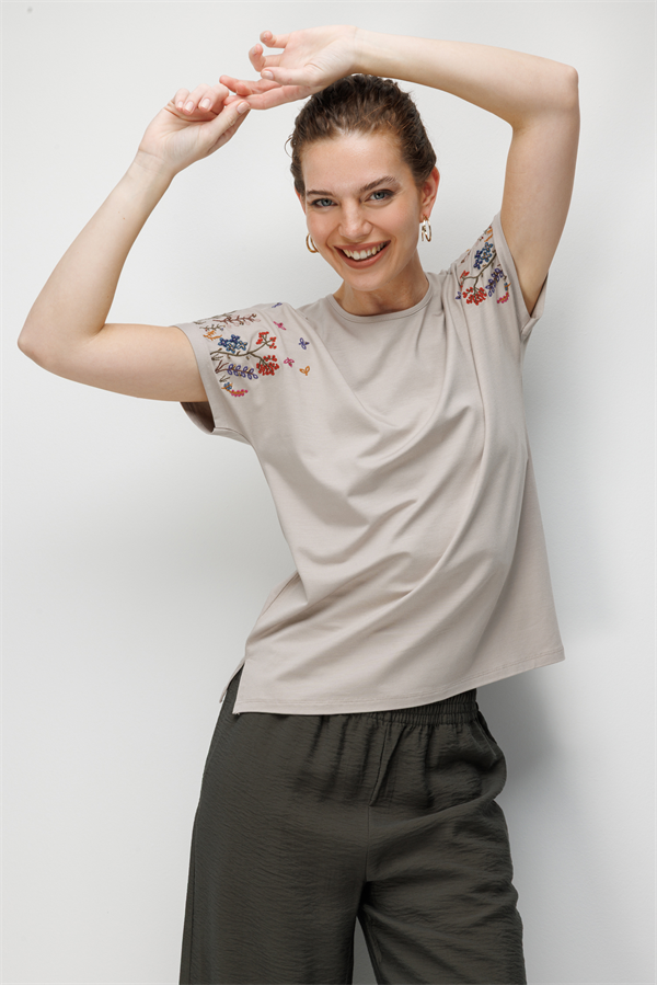 Kadın Sıfır Yaka Nakış İşlemeli Düşük Kollu Penye T-shirt Bej