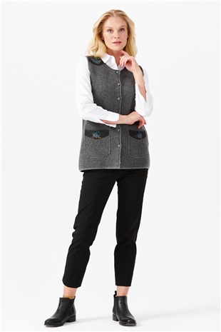 Женский жилет на пуговицах с круглым вырезом и карманом на плече с отделкой,  дымчатый