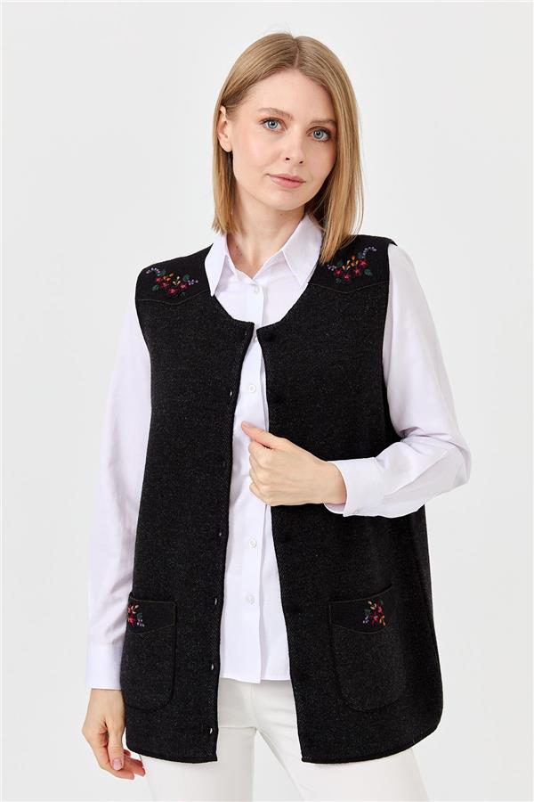 Kadın Sıfır Yaka Omuzu Cep Kapağı Keçeli İşlemeli Düğmeli Yelek Siyah