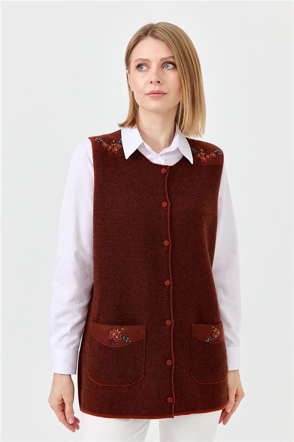 Женский жилет на пуговицах с круглым вырезом и карманом на плече с отделкой загар