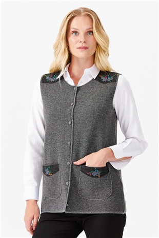Женский жилет на пуговицах с круглым вырезом и карманом на плече с отделкой,  дымчатый