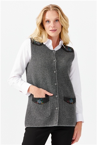 Женский жилет на пуговицах с круглым вырезом и карманом на плече с отделкой,  дымчатый