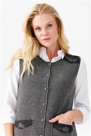 Женский жилет на пуговицах с круглым вырезом и карманом на плече с отделкой,  дымчатый