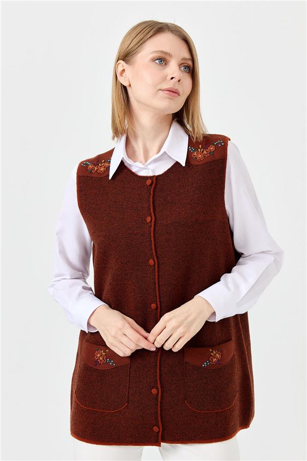 Женский жилет на пуговицах с круглым вырезом и карманом на плече с отделкой загар