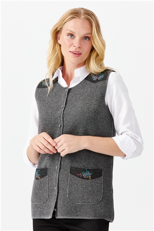 Женский жилет на пуговицах с круглым вырезом и карманом на плече с отделкой,  дымчатый