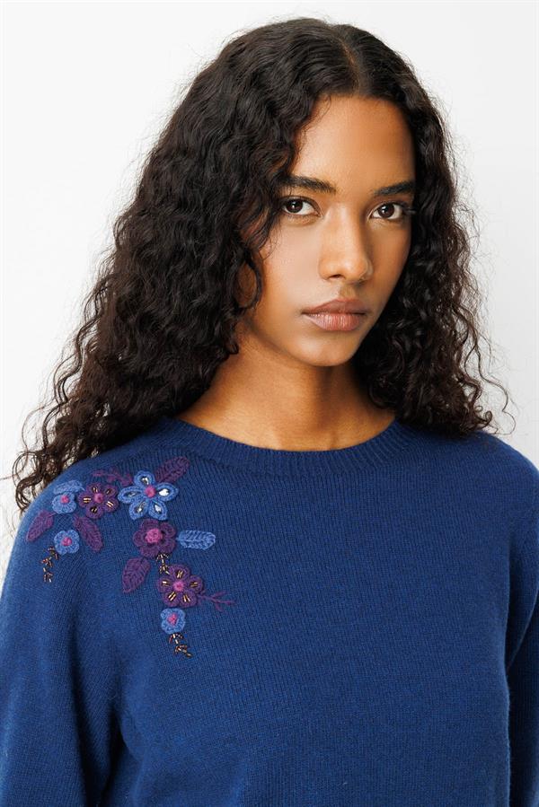 Kadın Sıfır Yaka Omuzu İşlemeli Yün Kazak İndigo