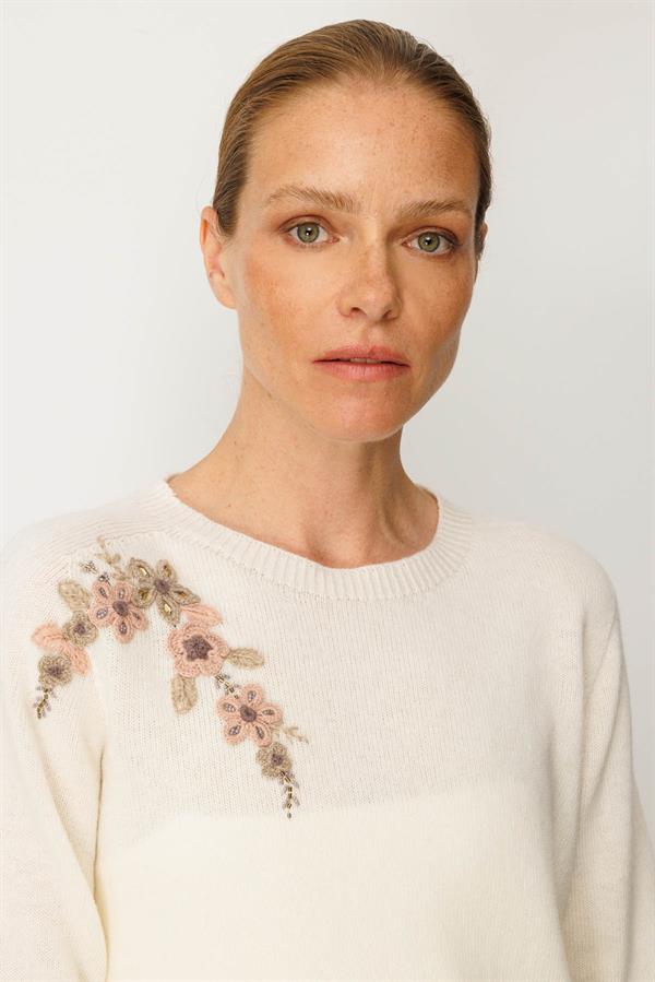 Kadın Sıfır Yaka Omuzu İşlemeli Yün Kazak Kemik