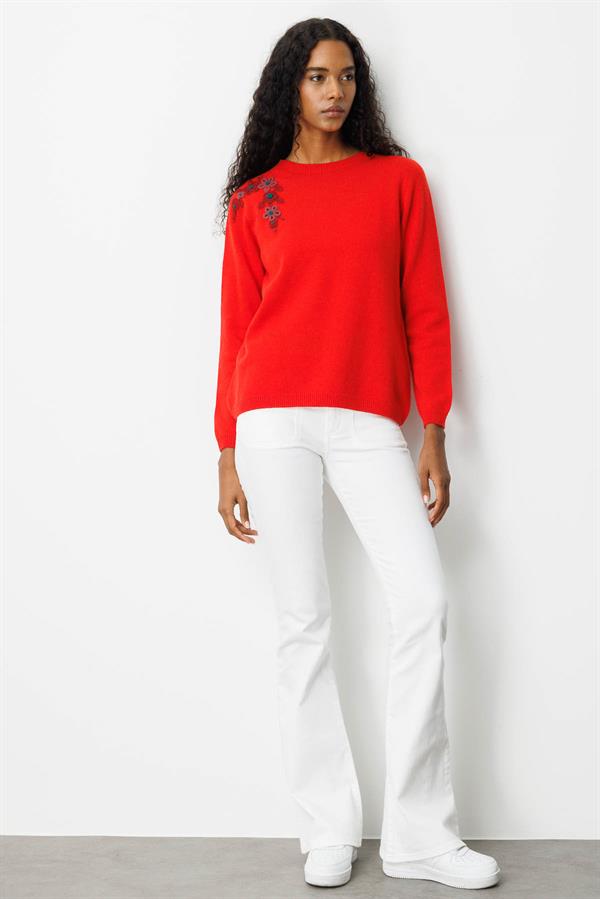 Kadın Sıfır Yaka Omuzu İşlemeli Yün Kazak Mercan