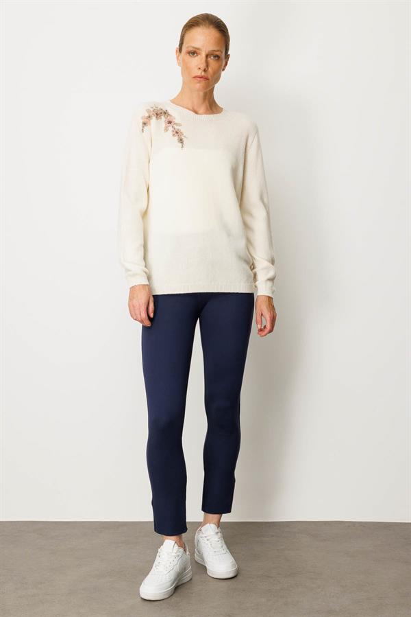 Kadın Sıfır Yaka Omuzu İşlemeli Yün Kazak Kemik