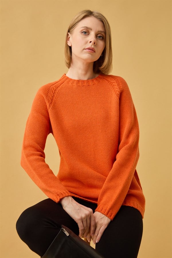 Женский шерстяной свитер с круглым вырезом и вязкой косичка на рукаве оранжевый 