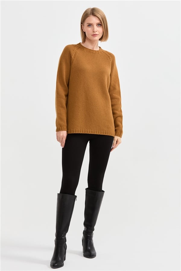 Женский шерстяной свитер с круглым вырезом и вязкой косичка темно коричневый