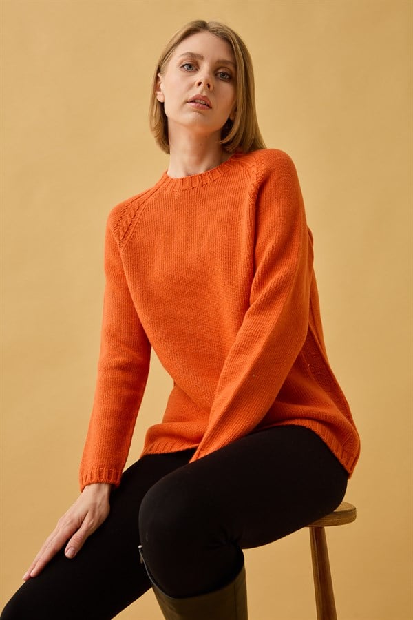 Женский шерстяной свитер с круглым вырезом и вязкой косичка на рукаве оранжевый 