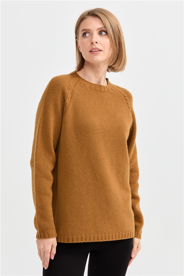 Женский шерстяной свитер с круглым вырезом и вязкой косичка темно коричневый