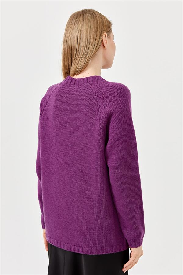 Женский шерстяной свитер с круглым вырезом и вязкой косичка на рукаве светло фиолетовый 