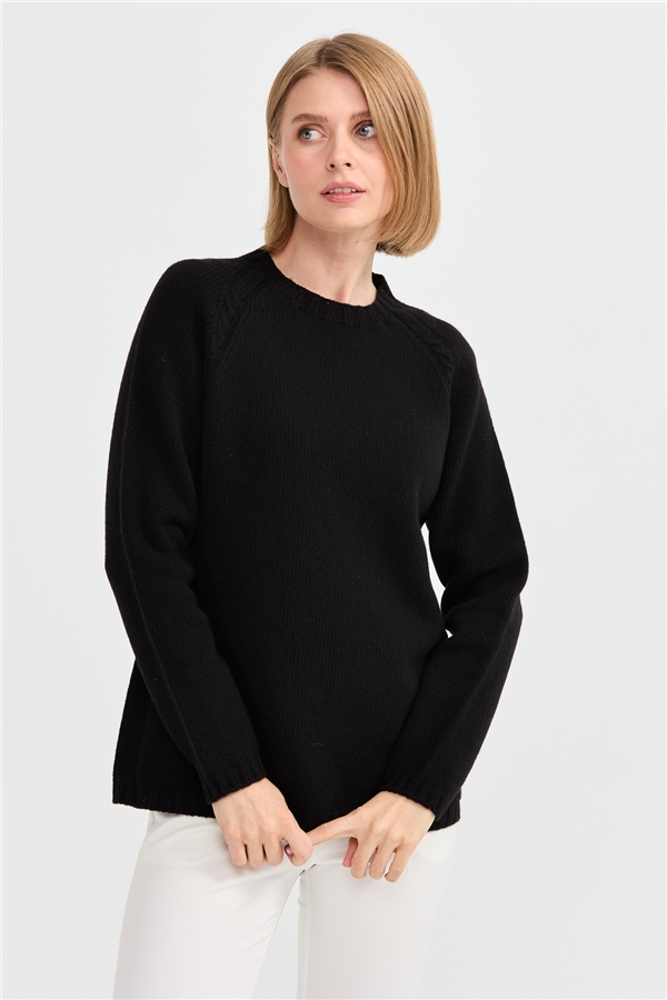 Женский шерстяной свитер с круглым вырезом и вязкой косичка на рукаве черный 