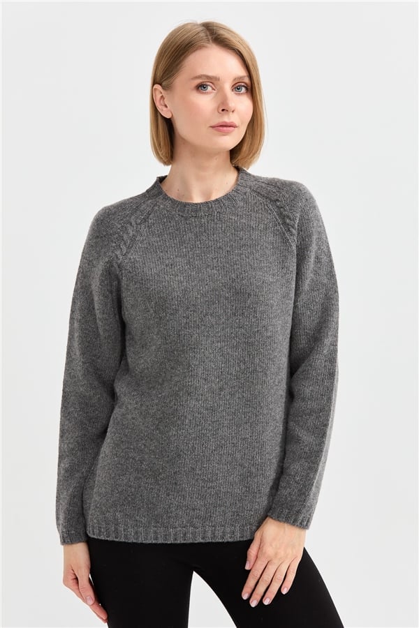 Женский шерстяной свитер с круглым вырезом и вязкой косичка на рукаве дымчатый 
