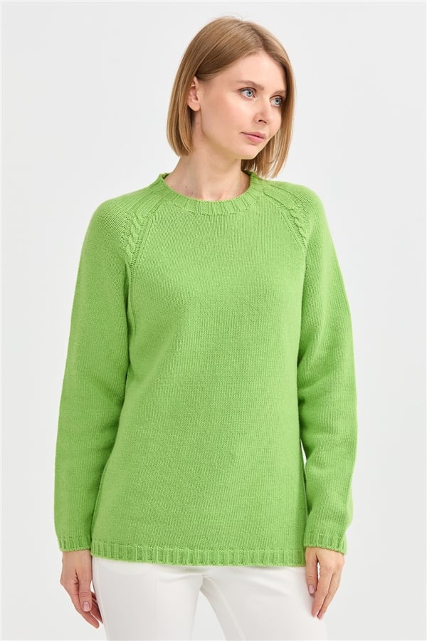 Женский шерстяной свитер с круглым вырезом и вязкой косичка на рукаве светло зелёный 